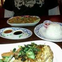 Снимок сделан в Old Siam Thai Restaurant пользователем Robin J. 11/17/2012