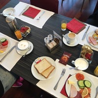 Foto scattata a Hotel Sternen Oerlikon Brasserie Ö da NaDiNe a. il 12/19/2015