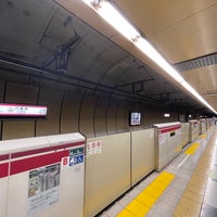 Photo taken at 都営大江戸線 六本木駅 1番線ホーム by Taichi K. on 12/12/2021