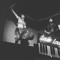 Foto scattata a Louie Louie&amp;#39;s Dueling Piano Bar da Tom M. il 1/3/2016