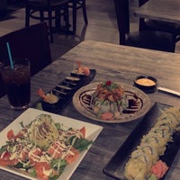 รูปภาพถ่ายที่ Umami Restaurant and Sushi Bar โดย * เมื่อ 8/12/2021