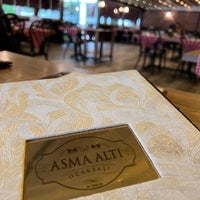 Foto tirada no(a) Asma Altı Ocakbaşı Restaurant por Gökhan D. em 5/18/2022