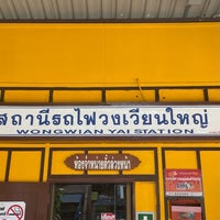 Photo taken at สถานีรถไฟวงเวียนใหญ่ (Wongwian Yai) SRT5001 by ah a. on 3/7/2023