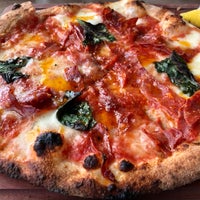 Foto tirada no(a) Famoso Neapolitan Pizzeria por Patrick S. em 3/22/2019