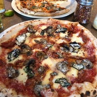 Снимок сделан в Famoso Neapolitan Pizzeria пользователем Patrick S. 4/11/2018