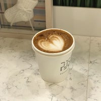 Foto diambil di Post Coffee Bar oleh JBI .. 🇶🇦 pada 12/21/2018