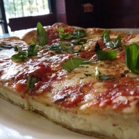 Das Foto wurde bei Francesco&amp;#39;s Restaurant &amp;amp; Pizza von George M. am 9/5/2014 aufgenommen