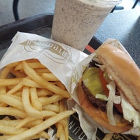 Photo taken at Fatburger by MJ. on 11/23/2022