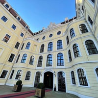 Das Foto wurde bei Hotel Taschenbergpalais Kempinski von 𝔄𝔩𝔭ℌ𝔞𝔯𝔩𝔢𝔶 am 3/14/2022 aufgenommen