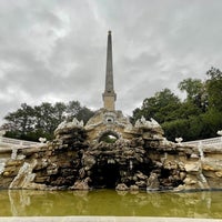 Photo taken at Obeliskenbrunnen by 𝔄𝔩𝔭ℌ𝔞𝔯𝔩𝔢𝔶 on 9/17/2022