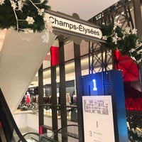 Photo taken at Galeries Lafayette by Théo B. on 11/23/2018