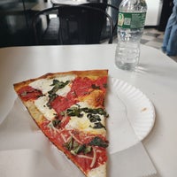 1/12/2023 tarihinde Beatriz B.ziyaretçi tarafından Williamsburg Pizza'de çekilen fotoğraf