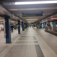 Photo taken at MTA Subway - 74th St/Roosevelt Ave/Jackson Hts (7/E/F/M/R) by Beatriz B. on 1/16/2023