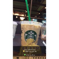 Das Foto wurde bei Starbucks von Amer A. am 7/7/2016 aufgenommen