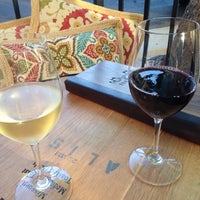 7/24/2014 tarihinde Jaimee S.ziyaretçi tarafından Five Vines Wine Bar'de çekilen fotoğraf