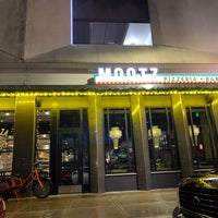 Das Foto wurde bei Mootz Pizzeria + Bar von Owl _. am 12/30/2019 aufgenommen