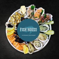 รูปภาพถ่ายที่ FISH HOUSE Oyster Bar &amp;amp; Restaurant โดย FISH HOUSE Oyster Bar &amp;amp; Restaurant เมื่อ 12/8/2015