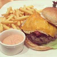 Foto tirada no(a) Just Burger por Malik S. em 6/23/2014