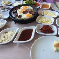 Das Foto wurde bei Şahin Tepesi Restaurant von Durmuskpln .. am 2/6/2018 aufgenommen