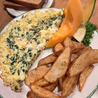 Photo taken at Chez Cora - Breakfast and Lunch by Noura . on 8/27/2022