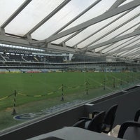 รูปภาพถ่ายที่ Estádio Urbano Caldeira (Vila Belmiro) โดย Thiago C. เมื่อ 1/22/2016