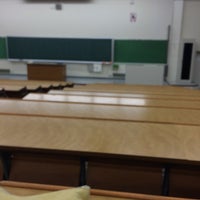 Photo taken at 明治大学 和泉キャンパス 第二校舎 by たなか ゆ. on 12/10/2015