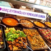 Das Foto wurde bei Güveç Zeytinyağlı Ev Yemekleri Cunda von mustafa İ. am 8/31/2017 aufgenommen