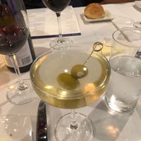 รูปภาพถ่ายที่ Vines Grille &amp;amp; Wine Bar โดย Chelsea K. เมื่อ 10/19/2021
