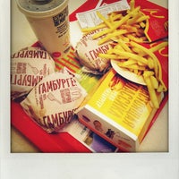 รูปภาพถ่ายที่ McDonald&amp;#39;s โดย Mari เมื่อ 5/1/2013