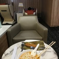 Photo taken at Diver&amp;#39;s Lounge at Changi T1 Singapore by Acare A. on 7/29/2018