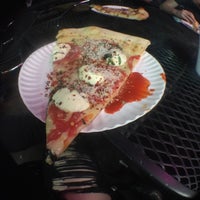Foto scattata a Slices Pizza da Osssilver il 6/20/2015