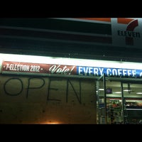 10/28/2012 tarihinde Christina R.ziyaretçi tarafından 7-Eleven'de çekilen fotoğraf