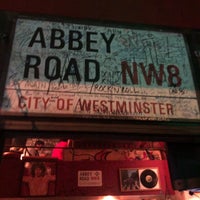 Foto diambil di Abbey Road oleh Nicolas pada 5/10/2019