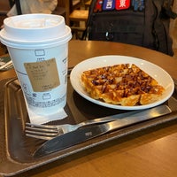 Photo taken at Starbucks by こてつ on 10/22/2023