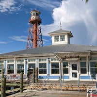 Foto diambil di Lighthouse Point Bar &amp;amp; Grille oleh Melissa J. pada 7/25/2022