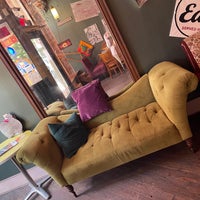 รูปภาพถ่ายที่ The Creme Coffee House โดย Becky เมื่อ 5/26/2023
