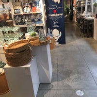 Photo taken at Crate &amp;amp; Barrel by C W. on 5/28/2018