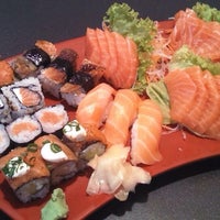 Photo taken at Hai-hai Sushi e Sashimi by Fernanda S. on 11/22/2014