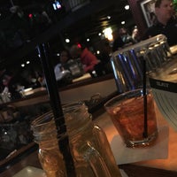 Foto tirada no(a) Bar Louie por Xtina X. em 3/3/2016