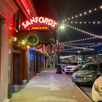 Photo taken at Sanford&amp;#39;s Grub and Pub by Muzaffer on 4/1/2023