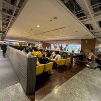 Photo taken at The Qantas Singapore Lounge by Stephen M. on 11/6/2022