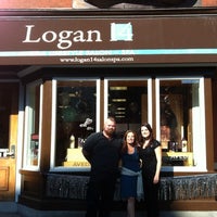 รูปภาพถ่ายที่ Logan 14 Aveda โดย Krista W. เมื่อ 9/21/2012