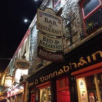 Foto diambil di O&#39;Donnabháin&#39;s Gastro Bar &amp; Townhouse Accomodation oleh Zerah J. pada 4/19/2017