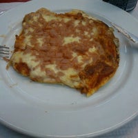 Foto diambil di Pizza Pazza oleh Tommy pada 10/21/2012