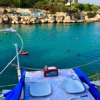 Foto tirada no(a) Blue Beach Club Yapraklı Koy Susanoğlu Balık Atakent por Muhammed Hasan G. em 9/5/2019