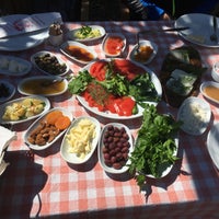 Das Foto wurde bei Derin Bahçe Restaurant von Ayşenur E. am 3/11/2018 aufgenommen