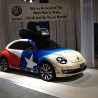 รูปภาพถ่ายที่ Volkswagen Showroom at the State Fair โดย Heather R. เมื่อ 10/14/2012