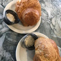 Photo taken at Popovers on the Square by Theresia S. on 10/14/2017
