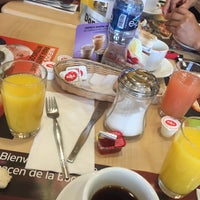 Photo taken at Vips by Aline :. on 3/30/2018