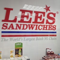 รูปภาพถ่ายที่ Lee&amp;#39;s Sandwiches โดย Chris เมื่อ 10/2/2012